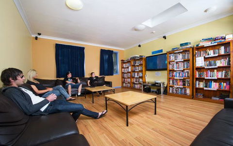 Cronulla Beach Backpackers - Phillip Island Accommodation 0