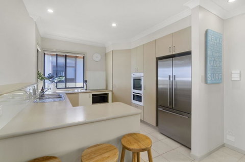 Currumbin Beachside Holiday Home - Phillip Island Accommodation 3