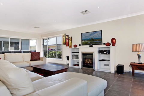 Cypress Point Lodge - Phillip Island Accommodation 2