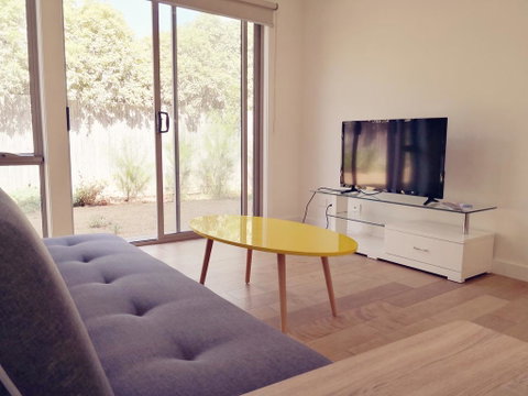 Delicate And Peaceful Bundoora Townhouse 20-R4 - Phillip Island Accommodation 0