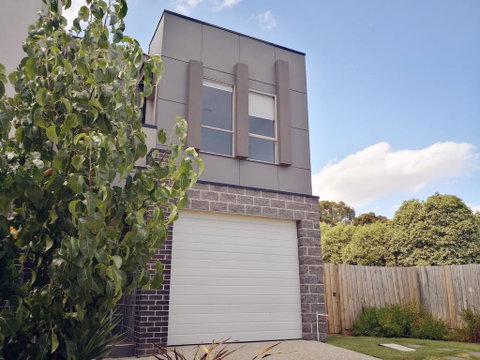 Delicate And Peaceful Bundoora Townhouse 7-R4 - Phillip Island Accommodation 0