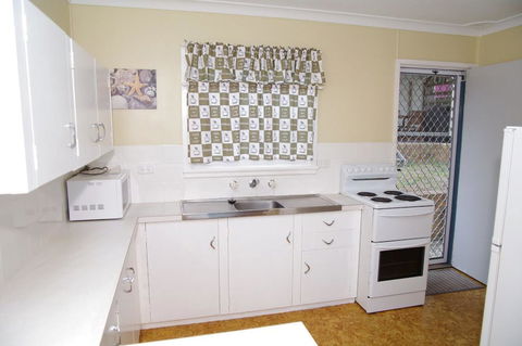 Dunroamin, 20 Main Street - Phillip Island Accommodation 3