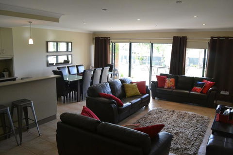 ELSINOR Townhouse 8 Mulwala - Phillip Island Accommodation 2