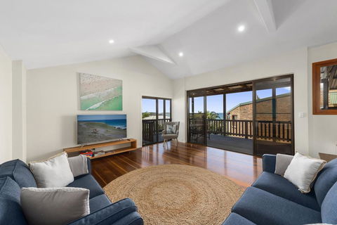 Emerald Seas Beach House - Phillip Island Accommodation 0