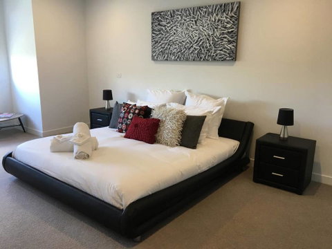 Executive Mansion, Spring Racing, Melbourne Cup - Phillip Island Accommodation 0