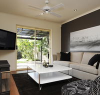 Feathers Serviced Townhouse - Phillip Island Accommodation