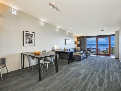 HEARN'S BEACHSIDE VILLA 2 - Phillip Island Accommodation 2