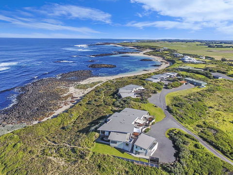 HEARN'S BEACHSIDE VILLA 8 - Phillip Island Accommodation 2