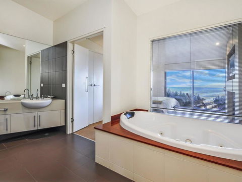 HEARN'S BEACHSIDE VILLA 8 - Phillip Island Accommodation 1