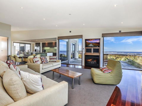 HEARN'S BEACHSIDE VILLA 9 - Phillip Island Accommodation 2