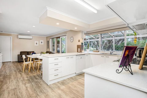 Hilltop Beach House: Newly Updated - Phillip Island Accommodation 2