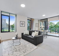 HomeHotel walking distance to Train and Westfield.