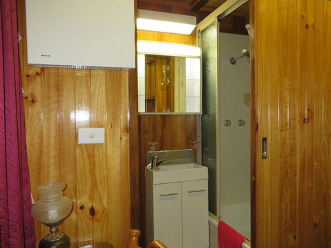 Karelia Alpine Lodge - Phillip Island Accommodation 3