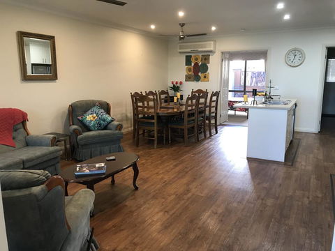 Lake Breeze - Phillip Island Accommodation 3