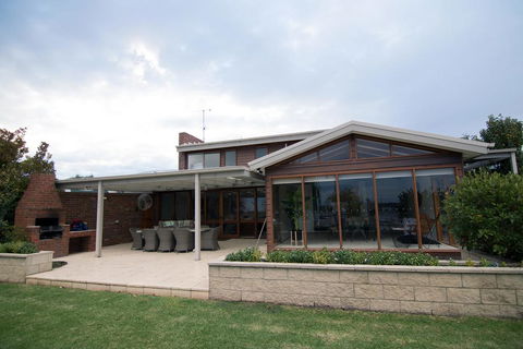 Lake House 61 Mulwala - Phillip Island Accommodation 3