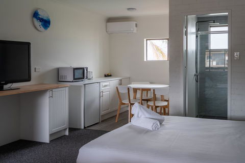 Lakeside Inn - Phillip Island Accommodation 0
