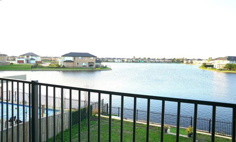 Luxury Waterfront Villa In Sanctuary Lakes - Phillip Island Accommodation 2