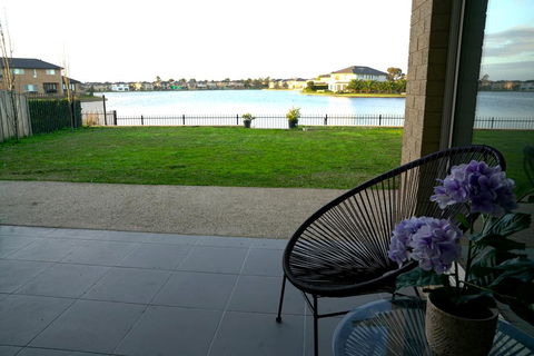 Luxury Waterfront Villa In Sanctuary Lakes - Phillip Island Accommodation 1