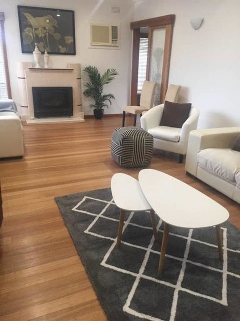 Melbourne Delightful & Comfortable Home. Sleeps 10. Walk To Train. 17 Km From CBD. - Phillip Island Accommodation 0