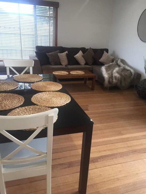 Melbourne Delightful & Comfortable Home. Sleeps 10. Walk To Train. 17 Km From CBD. - Phillip Island Accommodation 3