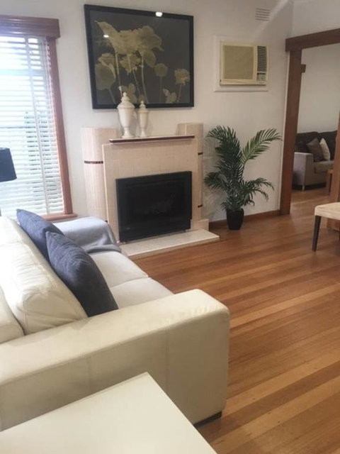 Melbourne Delightful & Comfortable Home. Sleeps 10. Walk To Train. 17 Km From CBD. - Phillip Island Accommodation 2