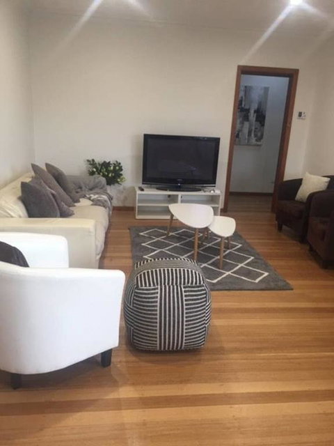 Melbourne Delightful & Comfortable Home. Sleeps 10. Walk To Train. 17 Km From CBD. - Phillip Island Accommodation 1
