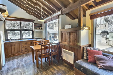 Merrigang Chalet, Dinner Plain - Phillip Island Accommodation 3