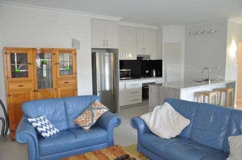 MODERN 3 BEDROOM APARTMENT IN TRADITIONAL QUEENSLANDER , PATIO, LEAFY YARD, POOL - Phillip Island Accommodation 3