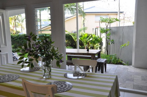 MODERN 3 BEDROOM APARTMENT IN TRADITIONAL QUEENSLANDER , PATIO, LEAFY YARD, POOL - Phillip Island Accommodation 1