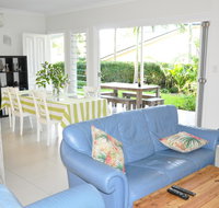 MODERN 3 BEDROOM APARTMENT IN TRADITIONAL QUEENSLANDER  PATIO LEAFY YARD POOL - Phillip Island Accommodation