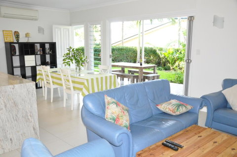 MODERN 3 BEDROOM APARTMENT IN TRADITIONAL QUEENSLANDER , PATIO, LEAFY YARD, POOL - Phillip Island Accommodation 0