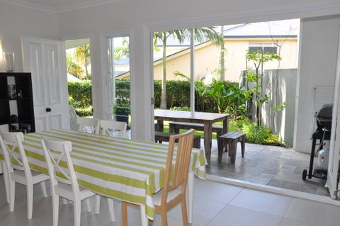 MODERN 3 BEDROOM APARTMENT IN TRADITIONAL QUEENSLANDER , PATIO, LEAFY YARD, POOL - Phillip Island Accommodation 2