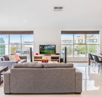 Modern Unit With Balconies Near Melbourne Airport - Phillip Island Accommodation