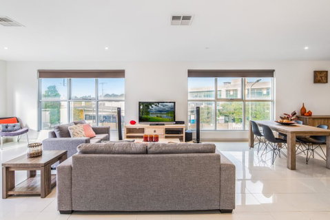 Modern Unit With Balconies Near Melbourne Airport - Phillip Island Accommodation 0