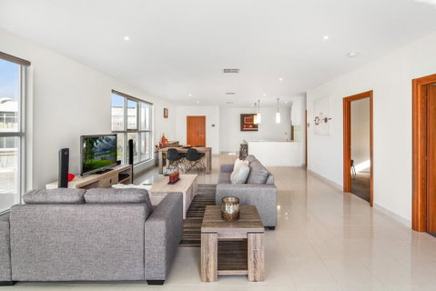 Modern Unit With Balconies Near Melbourne Airport - Phillip Island Accommodation 2