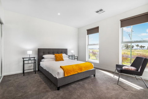 Modern Unit With Balconies Near Melbourne Airport - Phillip Island Accommodation 1