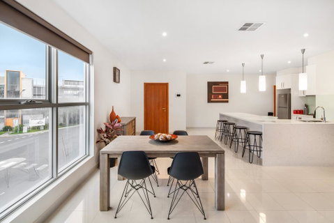 Modern Unit With Balconies Near Melbourne Airport - Phillip Island Accommodation 3