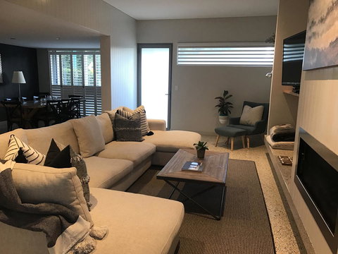 The Urban Beach House - Phillip Island Accommodation 3