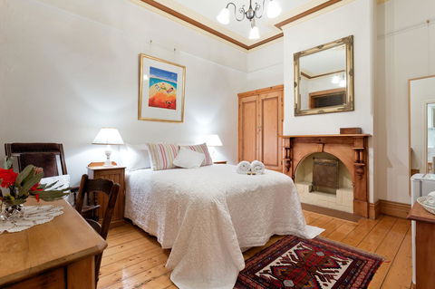 Annie's Victorian Terrace Accommodation Fremantle - Phillip Island Accommodation 13