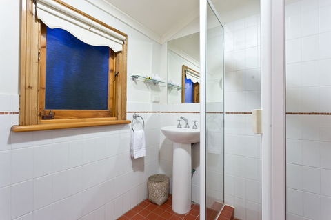 Annie's Victorian Terrace Accommodation Fremantle - Phillip Island Accommodation 27