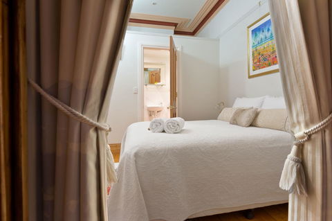 Annie's Victorian Terrace Accommodation Fremantle - Phillip Island Accommodation 17