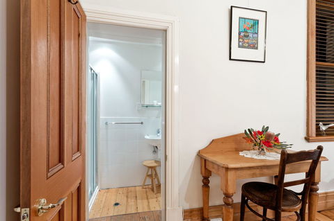 Annie's Victorian Terrace Accommodation Fremantle - Phillip Island Accommodation 12