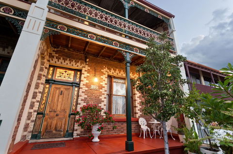 Annie's Victorian Terrace Accommodation Fremantle - Phillip Island Accommodation 24