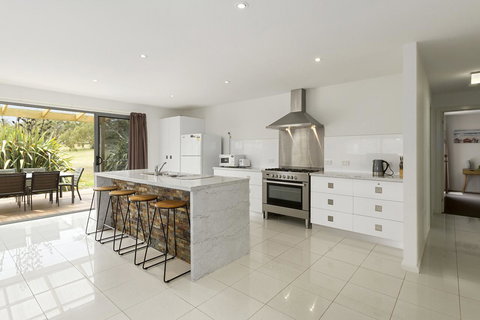 170 Hazards View Drive - Unit 2 - Phillip Island Accommodation 2