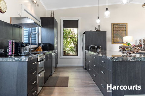 The WeareHouse In Deloraine - Phillip Island Accommodation 6