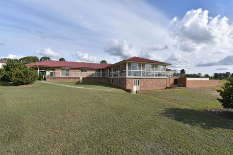 Noble Willow Studio Lovedale. Spacious, With Views And Pool - Phillip Island Accommodation 3