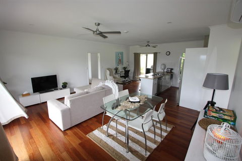 Noosa Hinterland Country Cottage 'Tru-Blu' - Phillip Island Accommodation 3