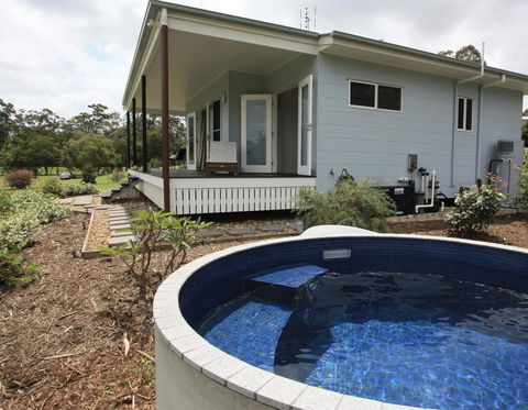 Noosa Hinterland Country Cottage 'Tru-Blu' - Phillip Island Accommodation 0