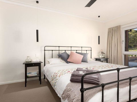 On A Hill - Modern Country Home Near Braidwood - Phillip Island Accommodation 1