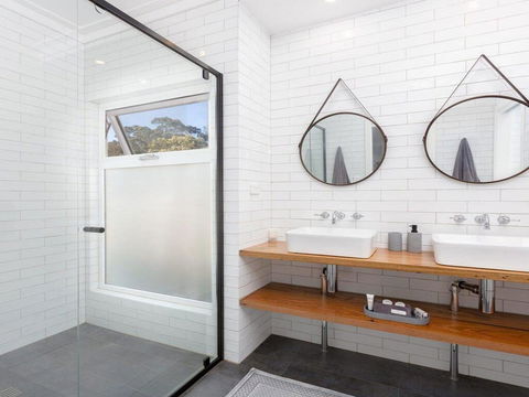 On A Hill - Modern Country Home Near Braidwood - Phillip Island Accommodation 3